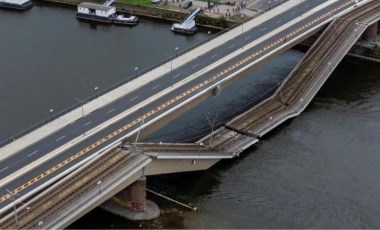 Yollar trafiğe kapatıldı... Almanya’da köprü çöktü!