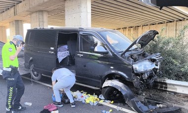 Cenazeden dönen ailenin bulunduğu minibüs bariyerlere saplandı