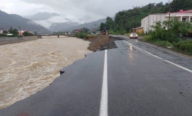 Artvin’i şiddetli yağış vurdu... Yol çöktü!