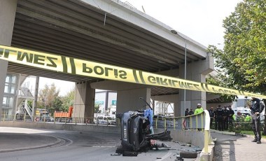 Sürücünün hayatını kaybettiği kazada otomobil üst geçitten aşağıya böyle düştü