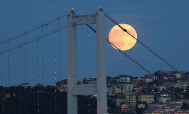 Fotoğraflarla: Süper Hasat Ay'a eşlik eden kısmi ay tutulması