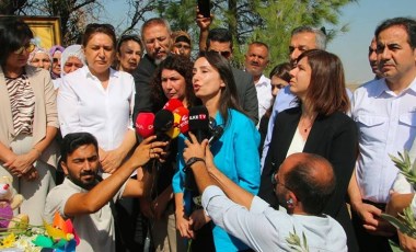 DEM Parti'den Narin Güran'ın mezarına ziyaret: 'Bu sıradan bir cinayet değil'