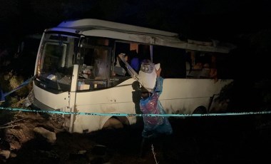 Eskişehir'de polisleri taşıyan servis midibüsü yol kenarına düştü: 15 yaralı