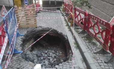 Beyoğlu'nda yol çöktü