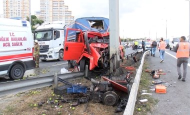 Avcılar'da tabelaya çarpan kamyonetin motoru fırladı!