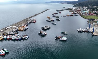 Karadeniz'de fırtına... Balıkçı tekneleri limana sığındı!