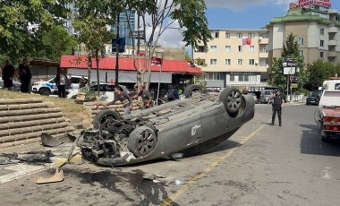 Maltepe'de aydınlatma direğine çarpan otomobil takla attı