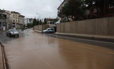 Bitlis'i sağanak vurdu... Yollar göle döndü!