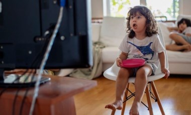 Televizyon karşısında yemek yemek gerçekten zararlı mı?