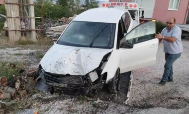 Burdur'da feci kaza: Otomobil direği devirdi, köy elektriksiz kaldı