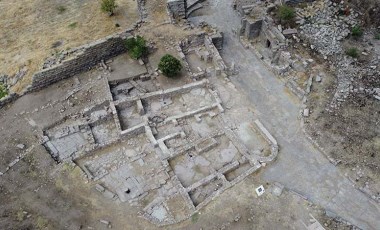 Assos Antik Kenti'ndeki çalışmalarda çeşme, han ve surlar ortaya çıkarılıyor