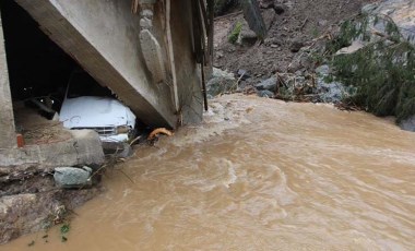 Sel ve heyelandan torunları ile birlikte mağaraya sığınarak kurtuldu