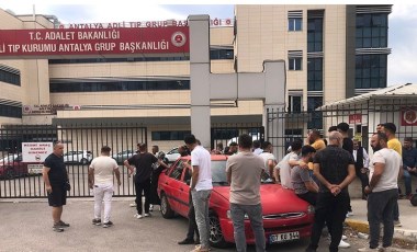 Antalya’da 22 yaşındaki motosiklet sürücüsü bariyerlere çarparak hayatını kaybetti