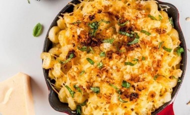 Akşam yemeğine 15 dakikada hazırlayabileceğiniz pratik lezzet: Mac and Cheese tarifi