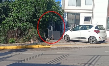 Otomobilin çarptığı 'demir kapı' anneanne ve torunlarının üzerine devrildi: 3 yaralı