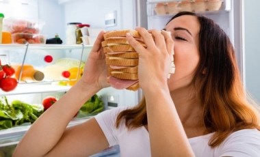 Bu etkenler gereksiz yere yemek yeme alışkanlığını tetikliyor: Aşırı yemek tüketimine sebep olan 10 faktör