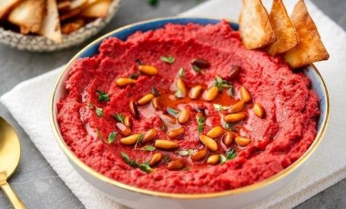 Sofralarınıza renk katan tarif: Pancarlı humus mezesi