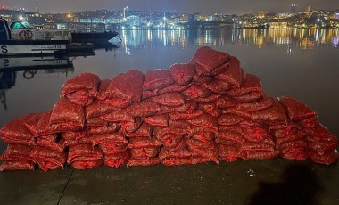 Eminönü’nde 3 ton kaçak midye ele geçirildi