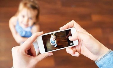 Uzmanlardan ebeveynlere uyarı: Paylaşılan çocuk fotoğrafları pedofili sitelerinde kullanılabilir!