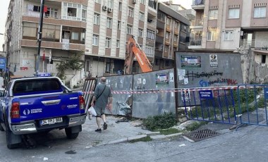 İstanbul'da inşaat çalışması sırasında istinat duvarı ve yol çöktü