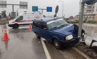 Otomobil, refüjdeki trafik lambası direğine çarptı: 1 yaralı