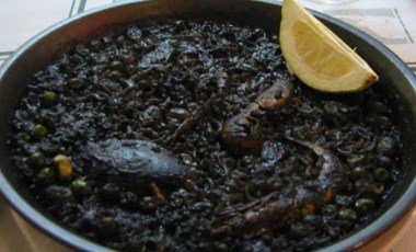 İspanyol mutfağının siyah inci lezzeti: Arroz Negro tarifi