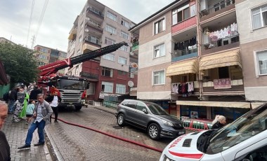 3 katlı binada yangın paniği: Mahsur kalanları itfaiye kurtardı