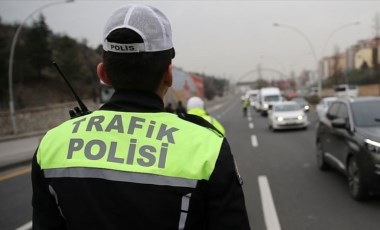 Acı içinde kıvranan sürücüyü trafik polisi sakinleştirdi