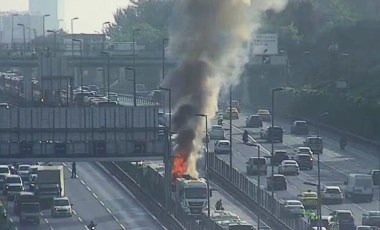 Son dakika... İstanbul'da metrobüs yangını!