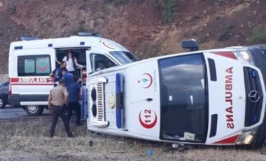 D-650’de hasta taşıyan ambulans devrildi: 4 yaralı