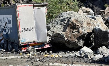 Artvin'de heyelan: Kayaların isabet ettiği 2 TIR’da hasar