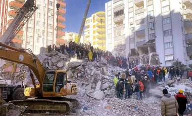 Depremde 96 kişiye mezar olan Hasan Alpargün Apartmanı'nın yıkılmasıyla ilgili 3 kamu görevlisine soruşturma izni