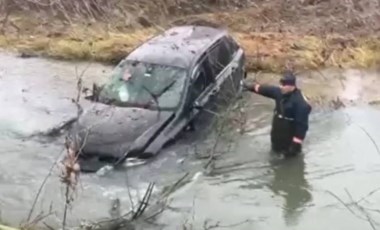 Çanakkale'de otomobil çaya düştü... Kayıp 1 kişi aranıyor