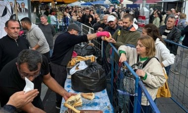 Bodrum’da hamsi festivalinde 3 ton hamsi dağıtıldı, metrelerce kuyruk oluştu