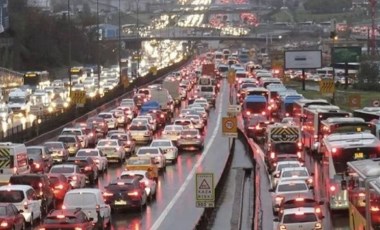 Sağanak yağışın etkisini gösterdiği İstanbul'da trafik yoğunluğu yaşanıyor