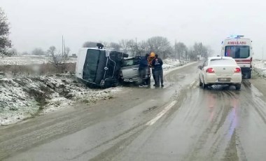 Edirne'de buzlanan yolda devrilen minibüse kamyonet çarptı!