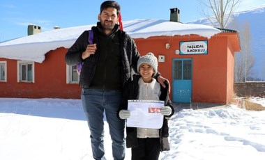 Okulunun tek öğrencisi! Hasret karnesini aldı