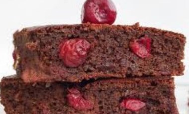 Tatlı krizine basit çözüm: Vişneli brownie tarifi