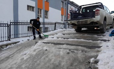 Sibirya soğukları Hakkâri'yi esir aldı: Yollar, kaldırımlar ve merdivenler buz tuttu!