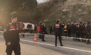 Balıkesir'de feci kaza... Minibüs otomobille çarpıştı: 2 kişi öldü, 10'dan fazla yaralı...