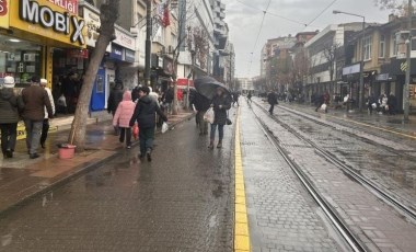 Eskişehir'de yağış vatandaşlara zor anlar yaşattı