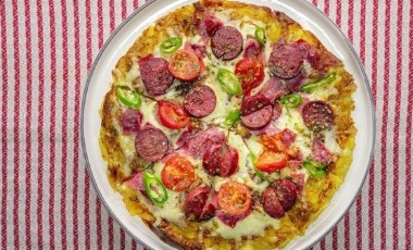 Pazar kahvaltılarına farklı tarif arayanların favorisi olacak pratik lezzet: Patates pizza tarifi