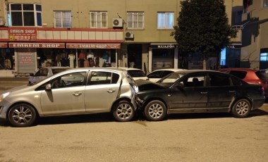 Adana'da otomobil, park halindeki 5 araca çarptı: 1'i ağır 3 yaralı!