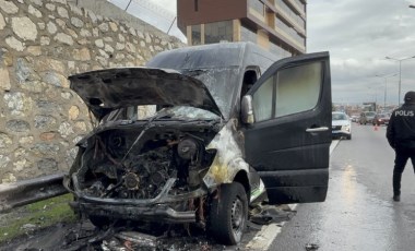 Pendik'te seyir halindeki servis minibüsü yandı