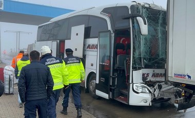 Yine yolcu otobüsü, yine kaza... Niğde-Ankara Otoyolu'nda yolcu otobüsü önündeki TIR'a çarptı: 8 yaralı