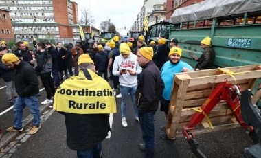 Fransa'da çiftçiler eylemde: Traktörler trafiği aksattı