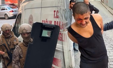 Beyoğlu'nda hareketli dakikalar... Boğazına bıçak dayadı, Özel Harekat polisi operasyonla müdahale etti!