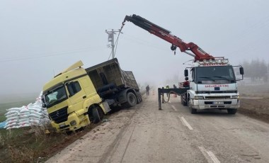 Afyonkarahisar’da TIR devrildi... Sürücü yaralandı!