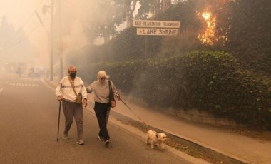 Los Angeles'ın lüks mahallelerinde yangın: Yürüyerek kaçmak zorunda kaldılar