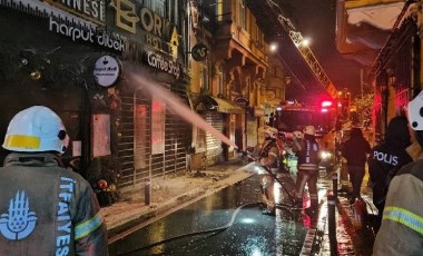 Beyoğlu'nda korkutan yangın... Otelin dış cephesinde başladı!